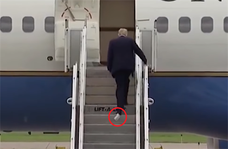 Prezident USA Donald Trump nastupuje do letadla Air Force One na letiti v...