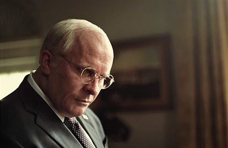 Christian Bale jako Dick Cheney. Snímek Vice (2018). Reie: Adam McKay.