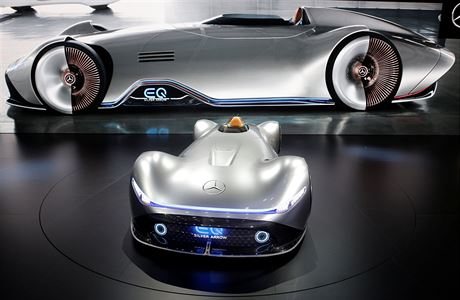 Elektromobil Mercedes EQ Silver Arrow m dojezd na jedno dobit 400 kilometr....