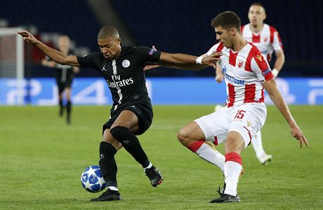 Kylian Mbappé si kryje mí v souboji.