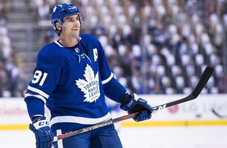 Centr Toronto Maple Leafs John Tavares pi svm debutu v NHL za nov tm.