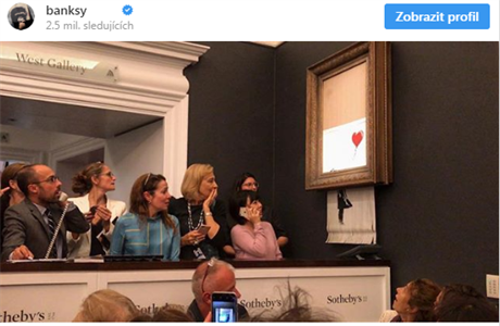 Pekvapení úastníci pátení aukce Banksyho díla poté, co se obraz sám rozezal.