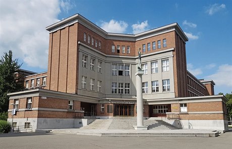 Goárova budova Raínova gymnázia (dnes Gymnázia J. K. Tyla) v Hradci Králové...