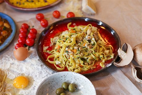 Tagliatelle s králiím masem a italskou klobásou salsiccia