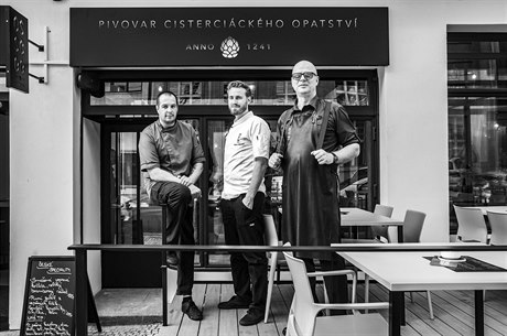 Vladimír Schnappel (uprosted), Luká Holý (vlevo) a Robert upita (vpravo)