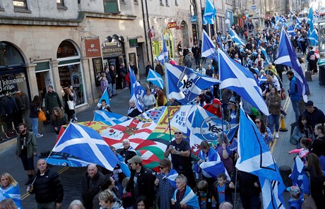 Ve Skotsku hlasovalo v referendu 62 procent Skot pro setrvání Británie v EU.