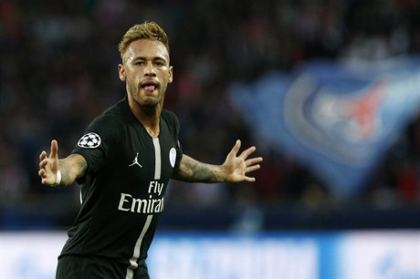 Neymar slaví jeden ze tří gólů