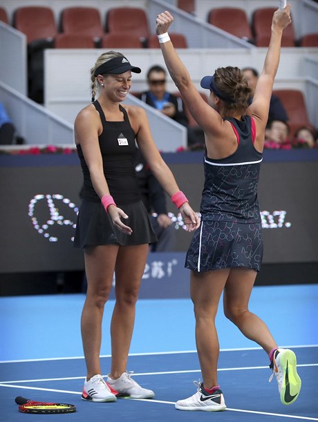 Andrea Sestini Hlaváková a Barbora Strýcová na turnaji v Pekingu