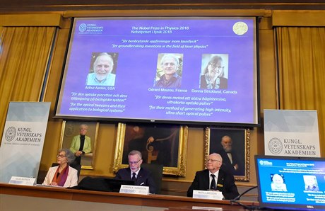 Arthur Ashkin, Gérard Mourou a Donna Stricklandová získali letoní Nobelovu...