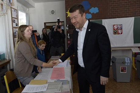 Pedseda hnutí SPD Tomio Okamura volil v Základní kole Na Slovance v Praze 8.
