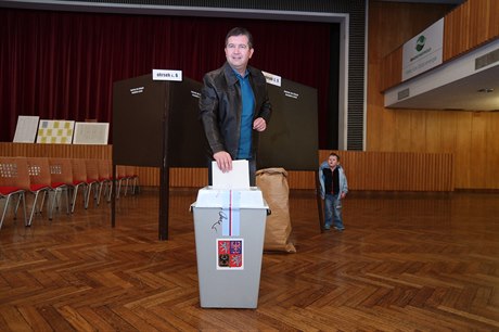 Jan Hamáek pi komunálních volbách.