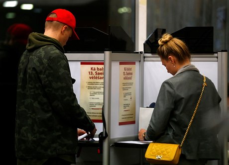 Lidé volí ve volbách v Lotysku.