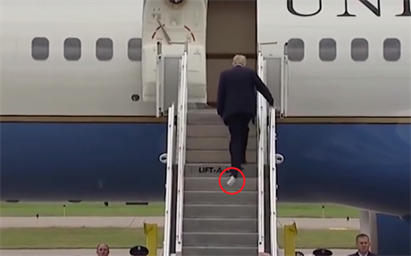 Prezident USA Donald Trump nastupuje do letadla Air Force One na letiti v...