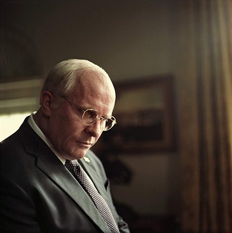 Christian Bale jako Dick Cheney. Snímek Vice (2018). Režie: Adam McKay.