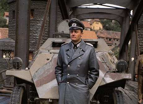 Robert Vaughn ve filmu Most u Remagenu (1969). Reie: John Guillermin.