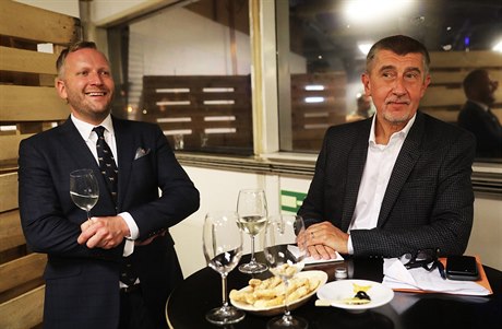 Petr Stuchlík (vlevo) a Andrej Babi ve volebním tábu ANO.