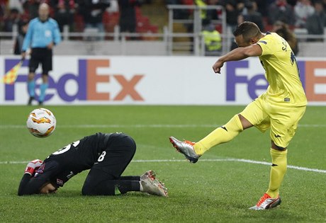 Fotbalista Villarrealu Santi Cazorla (ve žlutém) slaví branku z pokutového kopu...