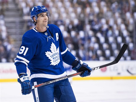 Centr Toronto Maple Leafs John Tavares při svém debutu v NHL za nový tým.