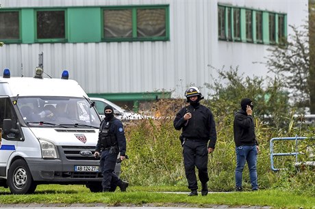 Francouzská policie zasahuje ped Centre Zahra.