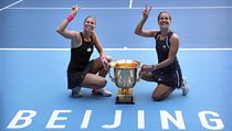 Andrea Sestini Hlaváčková a Barbora Strýcová na turnaji v Pekingu