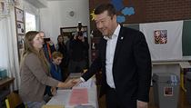 Pedseda hnut SPD Tomio Okamura volil v Zkladn kole Na Slovance v Praze 8.