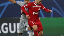 Záložník Schalke Weston McKennie (nalevo) a záložník Lokomotivu Moskva Anton...