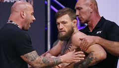 Conor McGregor na oficiální váení k UFC 229.