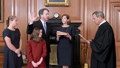 Kavanaugh se stal soudcem Nejvyho soudu USA. Mu vinn ze sexulnch tok sloil psahu