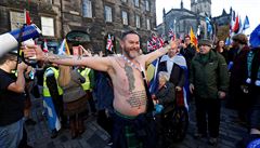 Nkolik desítek tisíc píznivc nezávislosti Skotska v sobotu demonstrovalo v...