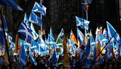 Úastníci pochodu proli centrem Edinburghu, mávali pi tom modrobílými...