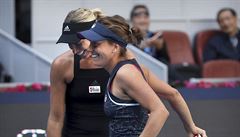 Andrea Sestini Hlavá�ková a Barbora Strýcová na turnaji v Pekingu