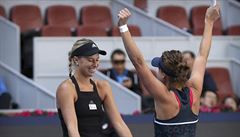 Andrea Sestini Hlaváková a Barbora Strýcová na turnaji v Pekingu