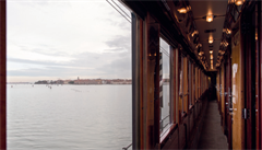 Výhled z okna legendárního vlaku.