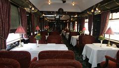 Elegantní interiér luxusního vlaku.