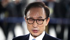 Jihokorejský exprezident I Mjong-bak stál v ele zem od února 2008 do února...