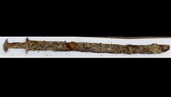 Osmiletá dívka objevila 1500 let starý meč. Stoupla na něj v jezeře