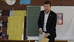 Pedseda hnutí SPD Tomio Okamura odevzdal hlas ve volbách 5. íjna 2018 v Praze.