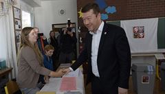 Pedseda hnutí SPD Tomio Okamura volil v Základní kole Na Slovance v Praze 8.