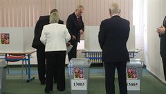 Milo Zeman u volebních uren.