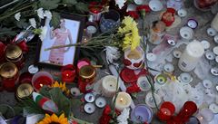 Lidé zapalují svíky, aby uctili památku zavradné bulharské novináky...