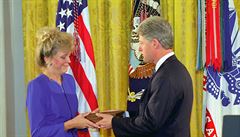 Bill Clinton pedává nejvyí americké vojenské vyznamenání Medal of Honor...