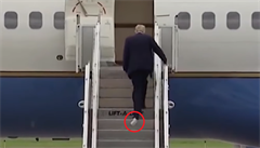 Prezident USA Donald Trump nastupuje do letadla Air Force One na letišti v...