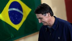 Favorit brazilských voleb Jair Bolsonaro piel k urnám v neprstelné vest.