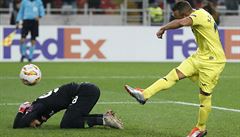 Fotbalista Villarrealu Santi Cazorla (ve lutém) slaví branku z pokutového kopu...