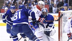 Závar ped brankou Toronta pi zápase NHL proti Montrealu.