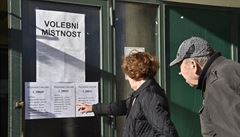 Lidé picházejí k volební místnosti v Masarykov základní kole a Mateské...