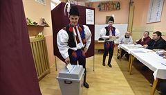 lenové chasy hlasovali 6. íjna 2018 v komunálních volbách v Popovicích na...