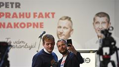 Politití marketéi si fotí selfie: Marek Prchal (vpravo) a Marek Han.