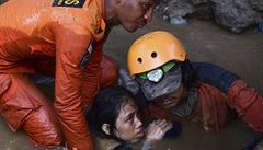 Záchrana tonoucí dívky ze zaplaveného domu.