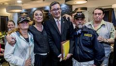 Hromadná fotka s hlavními aktéry debaty.